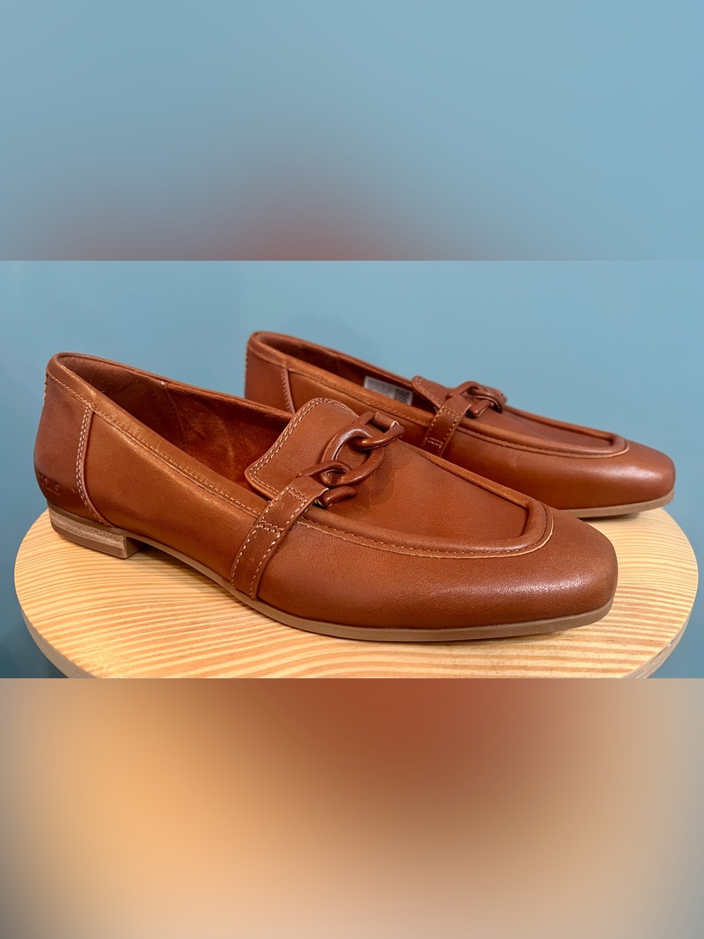TOMS Women's Lynette Loafer in Amber Brown Leather Sz 8.5